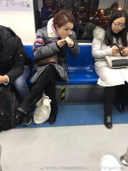 娱乐吃瓜酱坐地铁